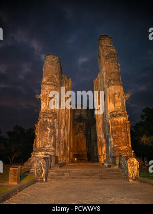 Lankatilaka tempio fu costruito da Parakramabahu e successivamente restaurato da Vijayabahu IV. in Polonnaruwa. Lo Sri Lanka. Foto Stock