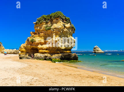 Formazione di roccia a Praia da Dona Ana beach, Lagos, Algarve, PORTOGALLO Foto Stock