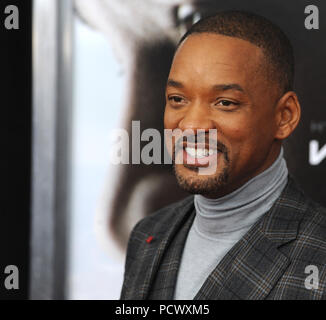 NEW YORK, NY - 16 dicembre: Will Smith assiste il 'commozione' New York premiere a AMC Loews Lincoln Square su dicembre 16, 2015 in New York City. Persone: Will Smith Foto Stock