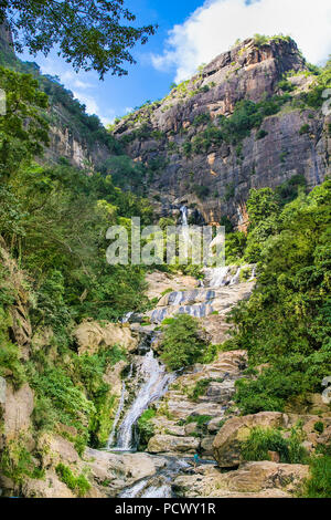 Ravana cade o Ravana Ella cascate è una popolare attrazione turistica vicino a Ella lo Sri Lanka. Ravana cade si colloca come una delle più vaste cade in Sri L Foto Stock