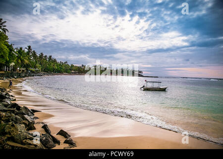 Mirissa Beach, Sri Lanka - Jan 3, 2017: turistici passeggiate sulla sabbia mentre godendo la vista attraverso la meravigliosa spiaggia di tramonto di Mirissa il Jan 3, Foto Stock