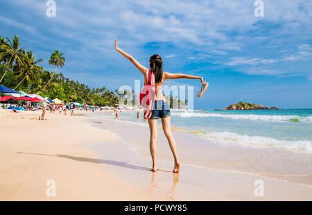 Mirissa Beach, Sri Lanka - Jan 3, 2017: turisti camminare sulla sabbia mentre godendo la vista su tutta la meravigliosa spiaggia di Mirissa il Jan 3, 2017. Sr Foto Stock