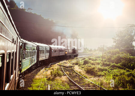 NUWARA ELYA, SRI LANKA-DIC 29. 2016:treno passa attraverso la piantagione di tè in Nuwara Eliya quartiere sulla Dec 29, 2016 Lo Sri Lanka. Produzione di tè è uno di t Foto Stock