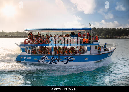 MIRISSA, SRI LANKA-GEN 4, 2107: barca piena di turisti sul whale watching in Mirissa il Jan 4, 2017, Sri Lanka. Foto Stock