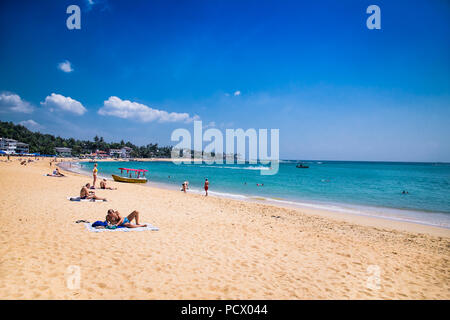 UNAWATUNA, SRI LANKA-GEN 4, 2017:i turisti sono godendo alla splendida spiaggia di sabbia di Unawatuna il Jan 4, 2107 in Sri Lanka. Foto Stock