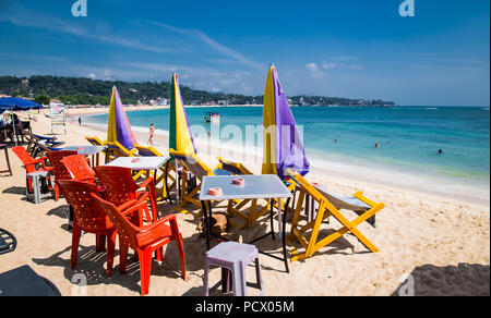 UNAWATUNA, SRI LANKA-GEN 4, 2017:i turisti sono godendo alla splendida spiaggia di sabbia di Unawatuna il Jan 4, 2107 in Sri Lanka. Foto Stock