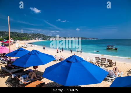 UNAWATUNA, SRI LANKA-GEN 4, 2017:i turisti sono godendo alla splendida spiaggia di sabbia di Unawatuna il Jan 4, 2107 in Sri Lanka. Foto Stock