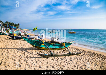 Barche di pescatori sulla spiaggia di Unawatuna in Sri Lanaka. Foto Stock