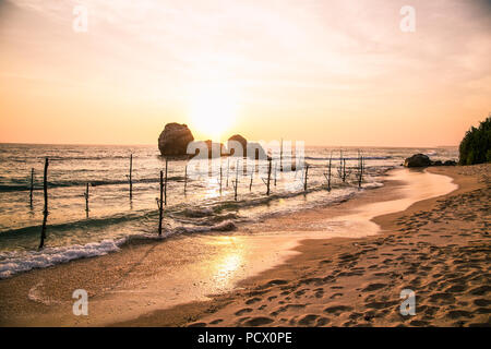 Paradiso tropicale idilliaco tramonto sulla spiaggia vicino Weligama, Sri Lanka. Foto Stock