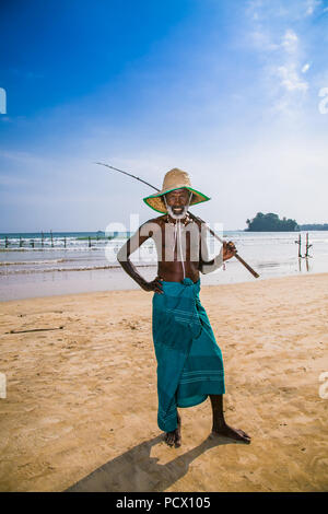 WELIGAMA, SRI LANKA-GEN 5, 2017: Locale Sri lanka vecchio pescatore ritratto sul Tropico sand beach il Jan 5, 2018 in Weligama, Sri Lanka. Foto Stock