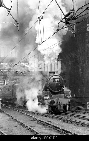 Stanier 5MT Classe n. 45110 si discosta di Liverpool Lime Street con la finale di BR treno a vapore "Quindici Guinea" speciale rubrica per Manchester 11/08/1968 Foto Stock