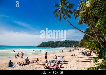 Mirissa Beach, Sri Lanka - Jan 2, 2017: turisti camminare sulla sabbia mentre godendo la vista su tutta la meravigliosa spiaggia di Mirissa il Jan 2, 2017. Sr Foto Stock