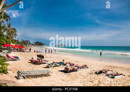 Mirissa Beach, Sri Lanka - Jan 2, 2017: turisti sulla sabbia mentre godendo la vista su tutta la meravigliosa spiaggia di Mirissa il Jan 2, 2017. Lo Sri Lanka. Foto Stock