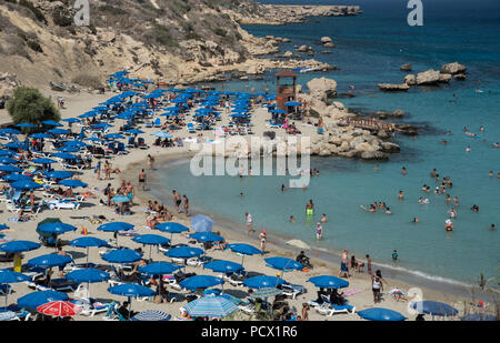 Protaras, Cipro - 16 Luglio 2018: i turisti a Konnos Bay beach rilassarsi e godersi le loro vacanze estive in Luglio 12 2013 a Protaras area in Cypr Foto Stock