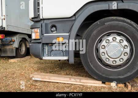 Tavole di legno utilizzati sotto le ruote del camion per fornire stabilità, supporto, equilibrio e di evitare di affondare nel terreno, Nottingham, Inghilterra, Regno Unito Foto Stock