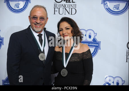 NEW YORK, NY - 06 ottobre: Emilio Estefan, Gloria Estefan frequentare il trentesimo annuale di grande sport Legends cena a beneficiare del Fondo di Buoniconti per curare la paralisi al Waldorf Astoria il 6 ottobre 2015 in New York City. Persone: Emilio Estefan, Gloria Estefan Foto Stock