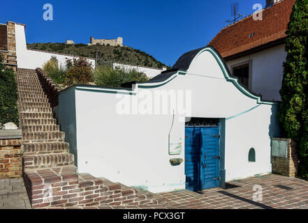 Cantina, in background Divci Hrady Castello, Pavlov, Palava regione Moravia del Sud, Repubblica Ceca Foto Stock