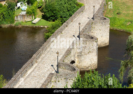 Francia, VIGEOIS - Luglio 17, 2018: vista dall'alto medievale della "Ponte dell' inglese nel pittoresco villaggio. Foto Stock