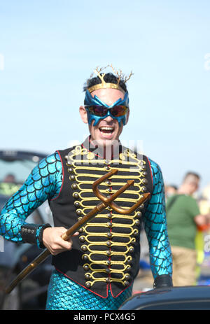 Brighton Regno Unito 4 Agosto 2018 - Primi arrivi per il Brighton Pride Parade terrà nel corso di questo fine settimana nella bellissima calde giornate di sole . L annuale Brighton Pride evento attrae migliaia di visitatori da tutto il mondo con Britney Spears è impostato per eseguire più tardi stasera Credito: Simon Dack/Alamy Live News Credito: Simon Dack/Alamy Live News Foto Stock