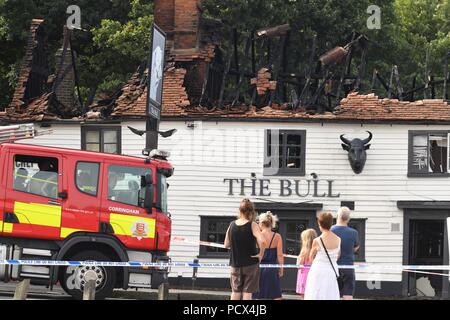 Hockley, Essex, Regno Unito. 4° agosto 2018. Il fuoco ha causato ingenti danni alla Bull Public House. A quanto pare è iniziato subito dopo 1am e non è ancora noto in che cosa ha causato il credito: Ben rettore/Alamy Live News Foto Stock