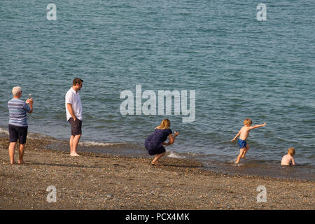 Aberystwyth Wales UK, sabato 04 agosto 2018. Regno Unito Meteo: testa di gente di mare in Aberystwyth su un luminoso e caldo e soleggiato sabato mattina il Regno Unito vasta ondata di caldo continua, con più alte temperature nel sud-est del paese. Photo credit: Keith Morris/Alamy Live news Foto Stock