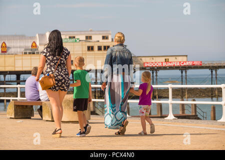 Aberystwyth Wales UK, sabato 04 agosto 2018. Regno Unito Meteo: testa di gente di mare in Aberystwyth su un luminoso e caldo e soleggiato sabato mattina il Regno Unito vasta ondata di caldo continua, con più alte temperature nel sud-est del paese. Photo credit: Keith Morris/Alamy Live news Foto Stock