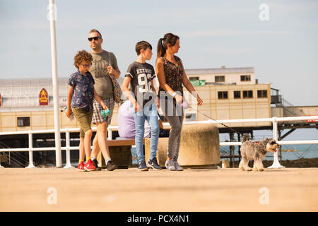 Aberystwyth Wales UK, sabato 04 agosto 2018. Regno Unito Meteo: testa di gente di mare in Aberystwyth su un luminoso e caldo e soleggiato sabato mattina il Regno Unito vasta ondata di caldo continua, con più alte temperature nel sud-est del paese. Photo credit: Keith Morris/Alamy Live news Foto Stock