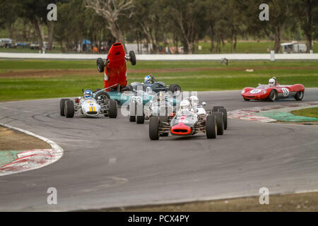 Winton, Victoria, Australia, 4 agosto 2018. Winton Festival della Velocità - 4/08/2018 - Winton, Victoria, Australia.Danny Ciarma quasi capovolge il suo 1962 Formula Junior lynx durante il gruppo M e O evento. Credito: Brett keating/Alamy Live News Foto Stock