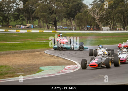 Winton, Victoria, Australia, 4 agosto 2018. Winton Festival della Velocità - 4/08/2018 - Winton, Victoria, Australia.Danny Ciarma quasi capovolge il suo 1962 Formula Junior lynx durante il gruppo M e O evento. Credito: Brett keating/Alamy Live News Foto Stock
