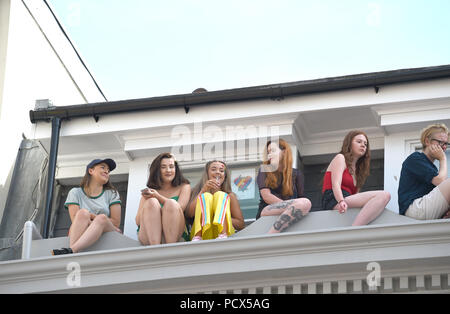 Brighton Regno Unito 4 Agosto 2018 -migliaia prendere parte al Brighton Pride Parade terrà nel corso di questo fine settimana nella bellissima calde giornate di sole . L annuale Brighton Pride evento attrae migliaia di visitatori da tutto il mondo con Britney Spears è impostato per eseguire più tardi stasera Credito: Simon Dack/Alamy Live News Foto Stock