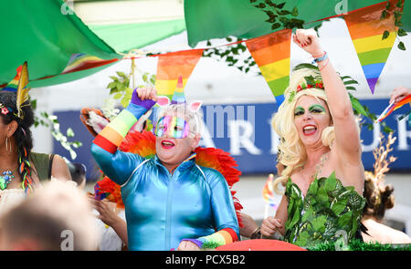 Brighton Regno Unito 4 Agosto 2018 -migliaia prendere parte al Brighton Pride Parade terrà nel corso di questo fine settimana nella bellissima calde giornate di sole . L annuale Brighton Pride evento attrae migliaia di visitatori da tutto il mondo con Britney Spears è impostato per eseguire più tardi stasera Credito: Simon Dack/Alamy Live News Foto Stock