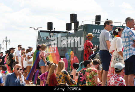 Brighton Regno Unito 4 Agosto 2018 - Il controverso Paddy Power bus con il suo messaggio per calciatori professionisti di venire fuori si unisce il Brighton Pride Parade terrà nel corso di questo fine settimana nella bellissima calde giornate di sole . L annuale Brighton Pride evento attrae migliaia di visitatori da tutto il mondo con Britney Spears è impostato per eseguire più tardi stasera Credito: Simon Dack/Alamy Live News Foto Stock