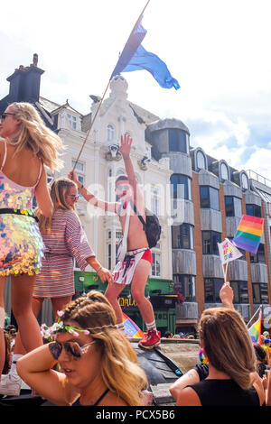 Brighton Regno Unito 4 Agosto 2018 -migliaia prendere parte al Brighton Pride Parade terrà nel corso di questo fine settimana nella bellissima calde giornate di sole . L annuale Brighton Pride evento attrae migliaia di visitatori da tutto il mondo con Britney Spears è impostato per eseguire più tardi stasera Credito: Simon Dack/Alamy Live News Foto Stock