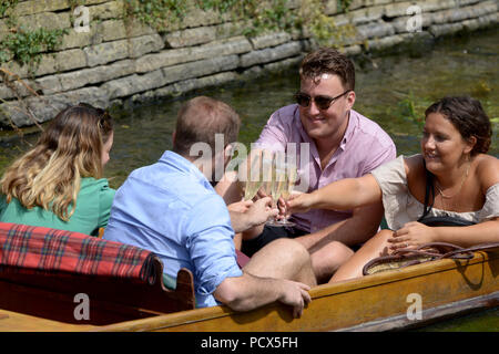 A Canterbury Kent, Regno Unito, 3 agosto 2018. Come il British ondata di caldo continua i visitatori a Canterbury Kent fanno la maggior parte del tempo caldo portando in sterline sul grande fiume Stour in Westgate Gardens Credito: MARTIN DALTON/Alamy Live News Foto Stock