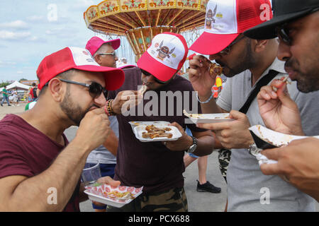 Londra REGNO UNITO 04 agosto 2018 Londra ala Fest è una celebrazione del pollo ala ed è diventato uno di Londra la più grande e più popolare di sagre.con tutti i tipi di diversi condimenti ali di pollo fossero goduti da tutti ,Degustazione di Borbone ,musica un equo per i più piccoli e un bar ben rifornito aveva tutti godendo il sole e le ali @Paolo Quezada-Neiman/AlamyLive News Foto Stock