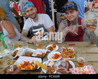 Londra REGNO UNITO 04 agosto 2018 Londra ala Fest è una celebrazione del pollo ala ed è diventato uno di Londra la più grande e più popolare di sagre.con tutti i tipi di diversi condimenti ali di pollo fossero goduti da tutti ,Degustazione di Borbone ,musica un equo per i più piccoli e un bar ben rifornito aveva tutti godendo il sole e le ali @Paolo Quezada-Neiman/AlamyLive News Foto Stock