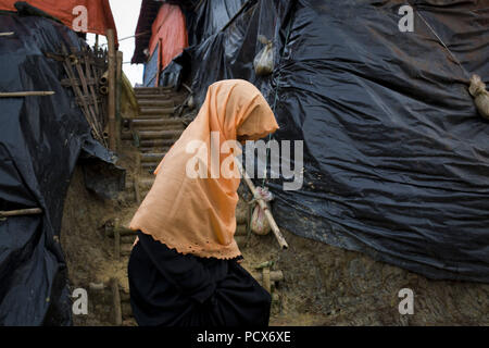 Dacca in Bangladesh. 2 agosto, 2018. COX'S BAZAR, BANGLADESH - agosto 04 : Una donna visto all'interno di un campo di rifugiati in Cox bazar, Bangladesh il 04 agosto 2018. Credito: Zakir Hossain Chowdhury/ZUMA filo/Alamy Live News Foto Stock