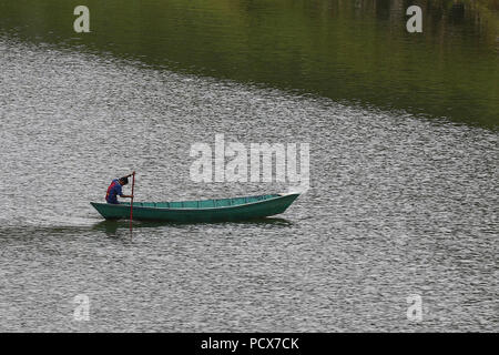 Kathmandu, Nepal. Il 4° agosto 2018. Un timoniere fila la barca al rock-riempire diga che produce energia idroelettrica generazione sul fiume Kulekhani in Makwanpur, Nepal il Sabato, 04 agosto 2018. Credito: Skanda Gautam/ZUMA filo/Alamy Live News Foto Stock