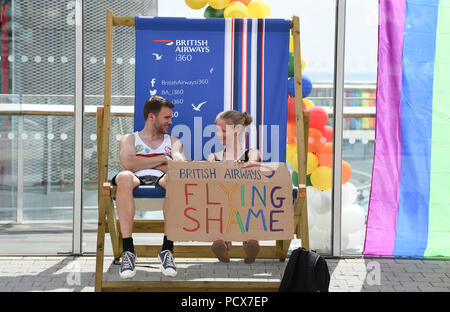 Brighton Regno Unito 4 Agosto 2018 - Anti British Airways i manifestanti al di fuori della Brighton BA i360 torre come migliaia di prendere parte al Brighton Pride Parade terrà nel corso di questo fine settimana nella bellissima calde giornate di sole . Sono infelice con British Airways politiche di espulsione Credito: Simon Dack/Alamy Live News Foto Stock
