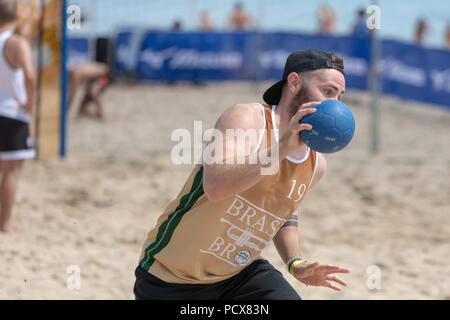 Bournemouth, Regno Unito. 4 agosto 2018. Oltre 40 squadre provenienti da tutta Europa prendere parte nel British beach handball Championships su Branksome spiaggia di Bournemouth come l'ondata di caldo esercita in ad agosto 2018. Il caso è ora nel suo sesto anno. Credito: Thomas Faull/Alamy Live News Foto Stock