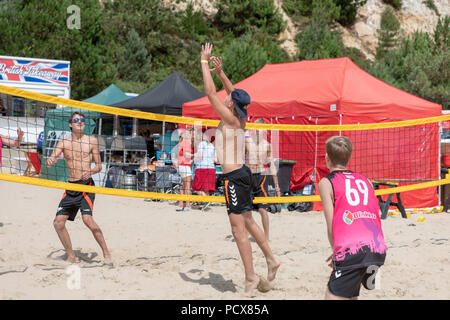 Bournemouth, Regno Unito. 4 agosto 2018. Oltre 40 squadre provenienti da tutta Europa prendere parte nel British beach handball Championships su Branksome spiaggia di Bournemouth come l'ondata di caldo esercita in ad agosto 2018. Il caso è ora nel suo sesto anno. Credito: Thomas Faull/Alamy Live News Foto Stock