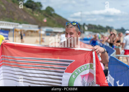 Bournemouth, Regno Unito. 4 agosto 2018. Oltre 40 squadre provenienti da tutta Europa prendere parte nel British beach handball Championships su Branksome spiaggia di Bournemouth come l'ondata di caldo esercita in ad agosto 2018. Il caso è ora nel suo sesto anno. Credito: Thomas Faull/Alamy Live News Foto Stock