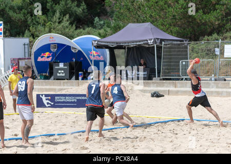 Bournemouth, Regno Unito. 4 agosto 2018. Oltre 40 squadre provenienti da tutta Europa prendere parte nel British beach handball Championships su Branksome spiaggia di Bournemouth come l'ondata di caldo esercita in ad agosto 2018. Il caso è ora nel suo sesto anno. Credito: Thomas Faull/Alamy Live News Foto Stock