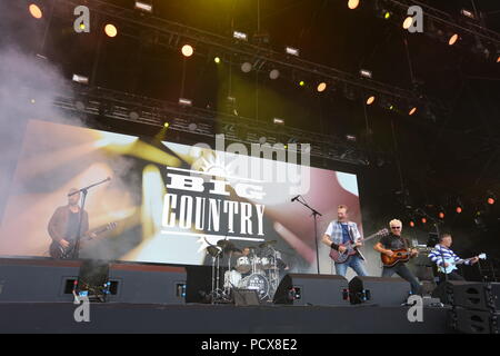 A Siddington, Cheshire, Regno Unito. 4° agosto 2018. Grande Paese esibirsi dal vivo sul palco principale a nord di riavvolgimento. Credito: Simon Newbury/Alamy Live News Foto Stock