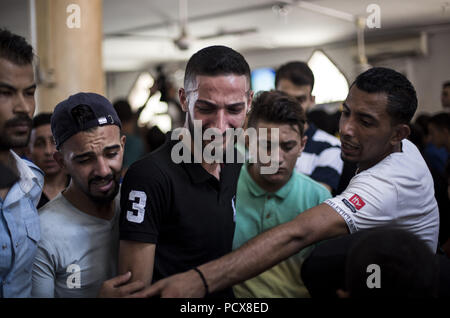 La città di Gaza, la striscia di Gaza, la Palestina. Il 4° agosto 2018. I parenti del defunto visto il lutto durante il funerale.Funerale di Ahmed Yaghi, un 25enne palestinese che è stato ucciso da truppe israeliane durante scontri lungo il confine di Gaza. Credito: Mahmoud Issa/SOPA Immagini/ZUMA filo/Alamy Live News Foto Stock