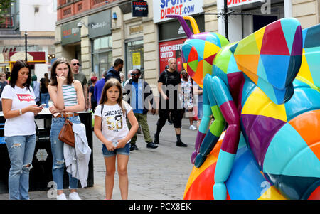 Manchester, Regno Unito, 3 agosto 2018. Il Manchester City Council e selvaggio circa arte stanno portando la comunità insieme con 'Bee nella città' che vede oltre a 1oo Bee Gigante sculture disegnate individualmente e disposto intorno alla città. Vi è un'applicazione interattiva per famiglie da utilizzare per trovare le api e sembra attrarre le famiglie a tutti gli angoli della città. Manchester, 4° agosto 2018 (C)Barbara Cook/Alamy Live News Foto Stock