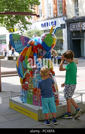 Manchester, Regno Unito, 3 agosto 2018. Il Manchester City Council e selvaggio circa arte stanno portando la comunità insieme con 'Bee nella città' che vede oltre a 1oo Bee Gigante sculture disegnate individualmente e disposto intorno alla città. Vi è un'applicazione interattiva per famiglie da utilizzare per trovare le api e sembra attrarre le famiglie a tutti gli angoli della città. Manchester, 4° agosto 2018 (C)Barbara Cook/Alamy Live News Foto Stock