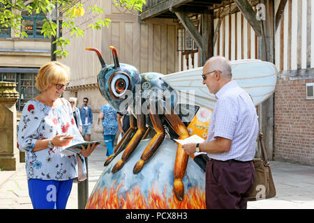 Manchester, Regno Unito, 3 agosto 2018. Il Manchester City Council e selvaggio circa arte stanno portando la comunità insieme con 'Bee nella città' che vede oltre a 1oo Bee Gigante sculture disegnate individualmente e disposto intorno alla città. Vi è un'applicazione interattiva per famiglie da utilizzare per trovare le api e sembra attrarre le famiglie a tutti gli angoli della città. Manchester, 4° agosto 2018 (C)Barbara Cook/Alamy Live News Foto Stock