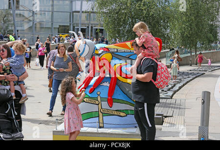 Manchester, Regno Unito, 3 agosto 2018. Il Manchester City Council e selvaggio circa arte stanno portando la comunità insieme con 'Bee nella città' che vede oltre a 1oo Bee Gigante sculture disegnate individualmente e disposto intorno alla città. Vi è un'applicazione interattiva per famiglie da utilizzare per trovare le api e sembra attrarre le famiglie a tutti gli angoli della città. Manchester, 4° agosto 2018 (C)Barbara Cook/Alamy Live News Foto Stock