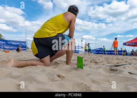 Bournemouth, Regno Unito. 4 agosto 2018. Oltre 40 squadre provenienti da tutta Europa prendere parte nel British beach handball Championships su Branksome spiaggia di Bournemouth come l'ondata di caldo esercita in ad agosto 2018. Il caso è ora nel suo sesto anno. Credito: Thomas Faull/Alamy Live News Foto Stock